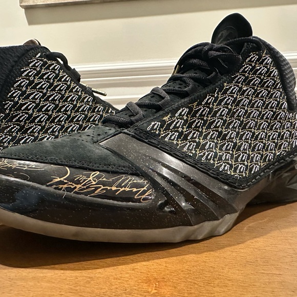 Air Jordan 23Retro Trophy Black And Gold